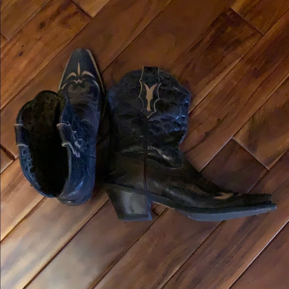 Boots - Picture 3 of 6